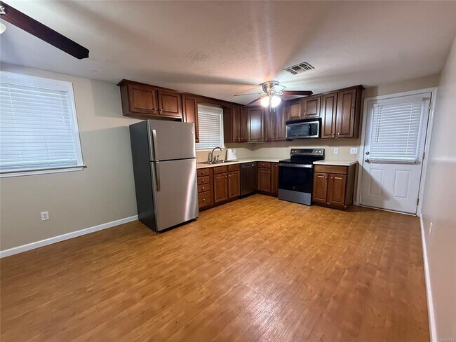 Building Photo - 637 Mimosa Rd