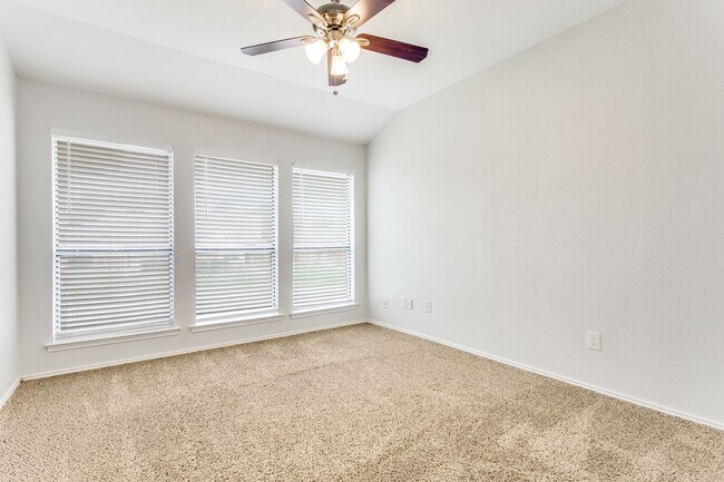 Building Photo - 2805 Meadow Park Dr
