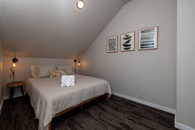 Building Photo - 2307 N Elm St