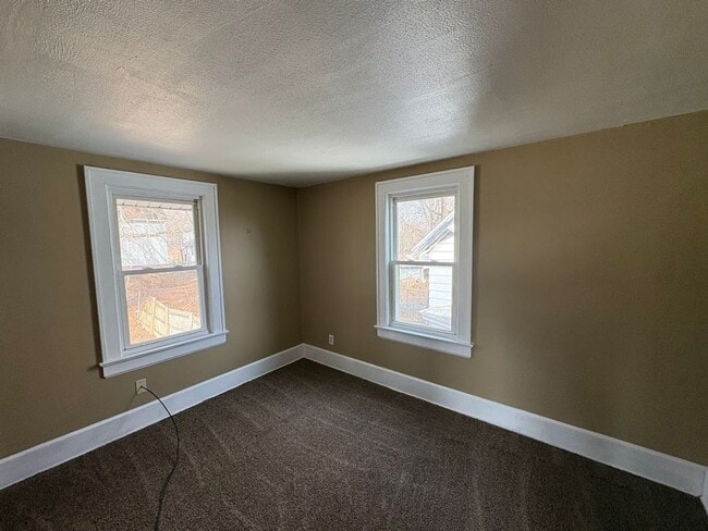 Building Photo - Two bedroom one bathroom home for rent