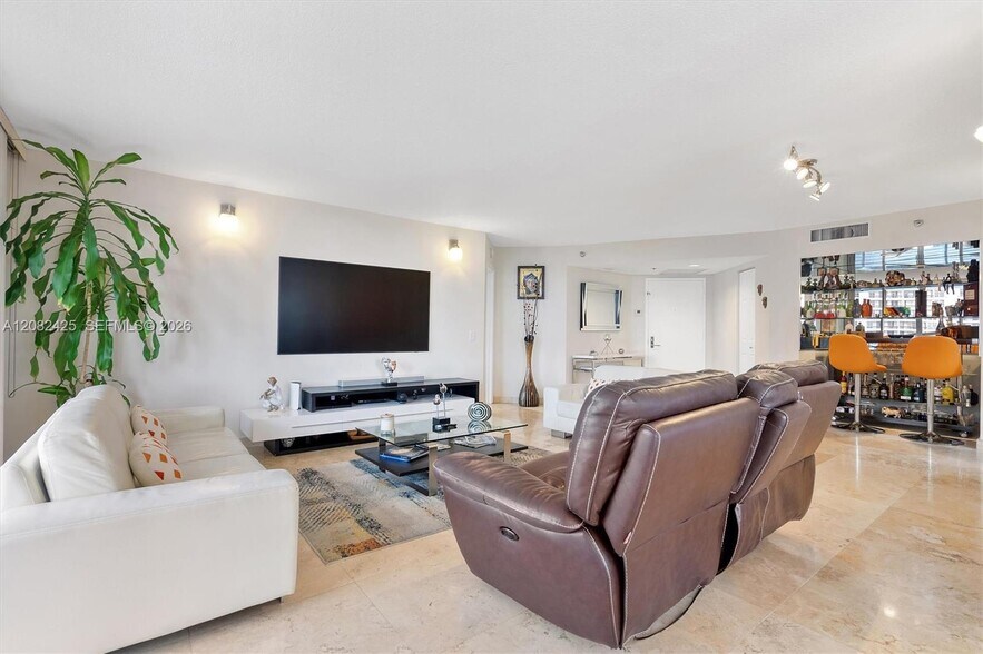 Building Photo - 3500 Mystic Pointe Dr