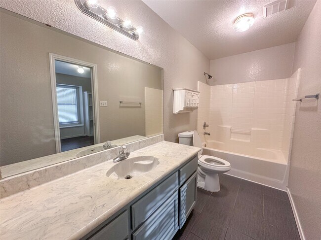 Building Photo - 2701 Littlepine Dr