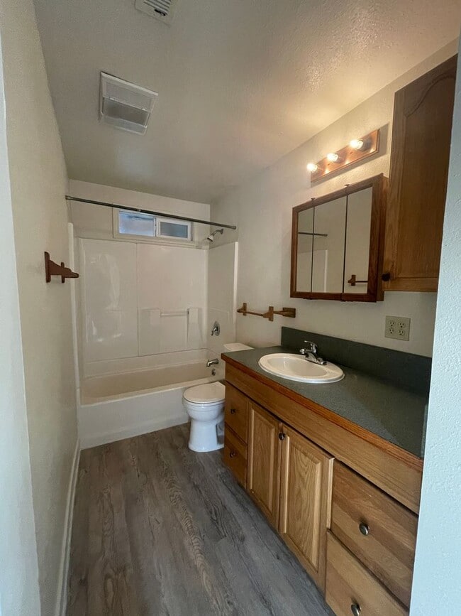 Building Photo - EAST BREMERTON DUPLEX 2 BED 1 BATH