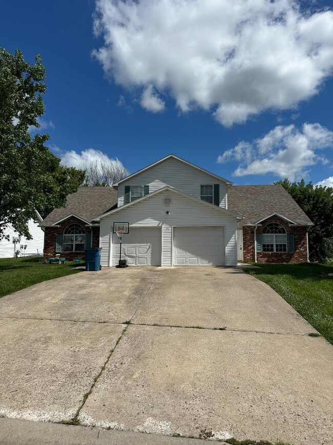 Building Photo - 106 S Woods Ct