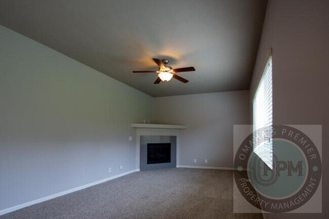 Building Photo - HUGE 3Bd/3Ba House in Bennington, NE!