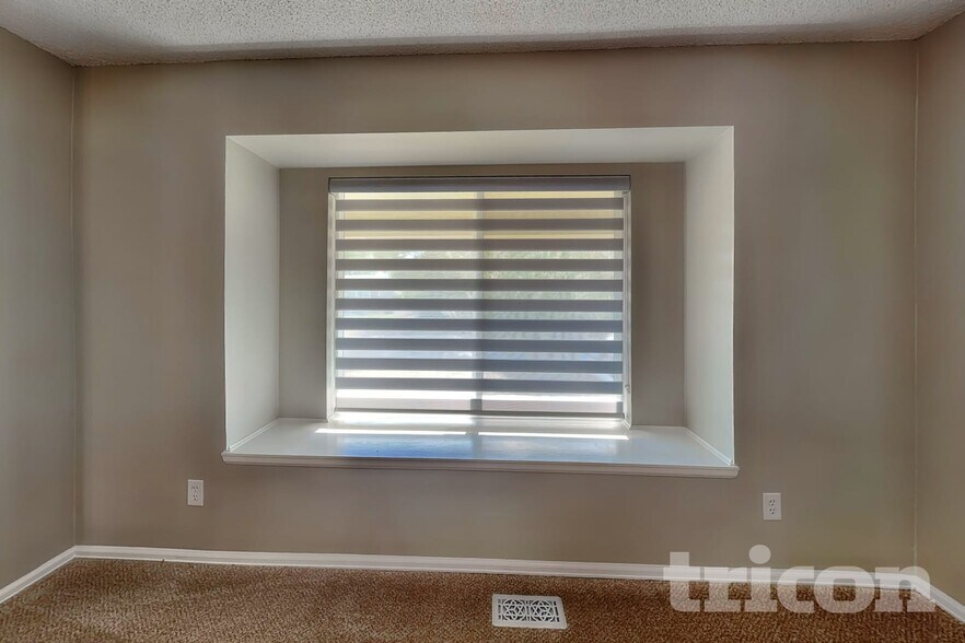 Building Photo - 8462 S Sunflower St