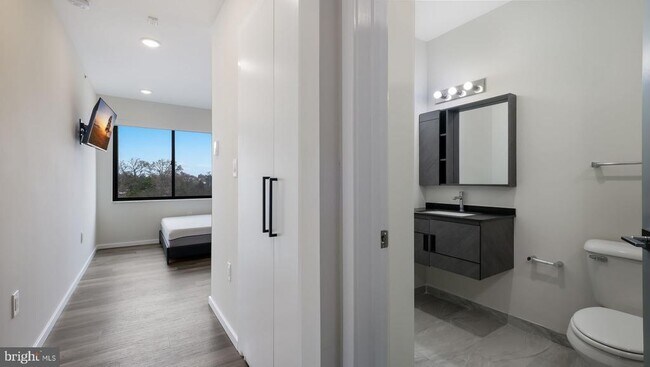 Building Photo - 4419 Ludlow St