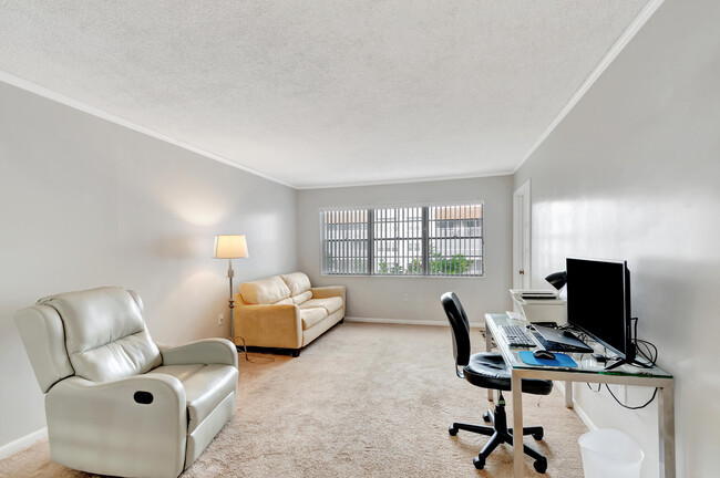 Building Photo - 1516 S Lakeside Dr