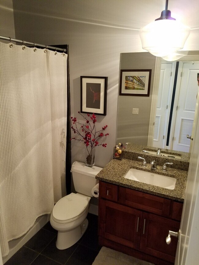 Building Photo - 5053 N Clark St