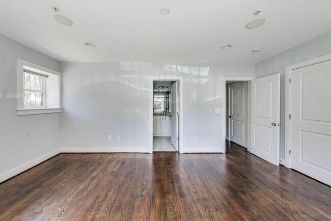 Building Photo - Happy on Harvard! Near New 2 + 2 close to ...