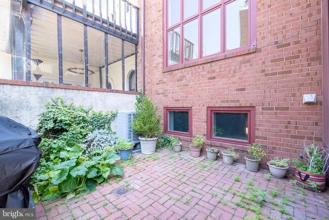 Building Photo - 129 Catharine St