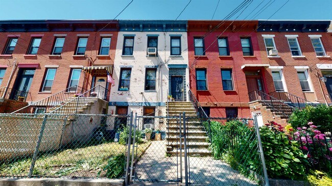 Building Photo - 19 Henry St