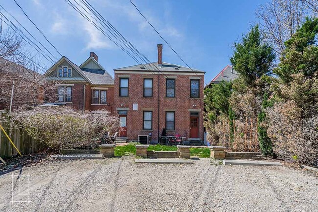 Building Photo - 860 Summit St