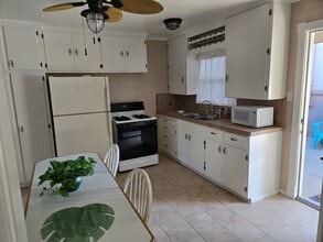 Building Photo - 1 bedroom apartment-steps from the beach