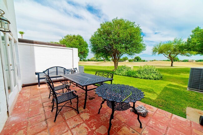Building Photo - 1800 Country Club Dr