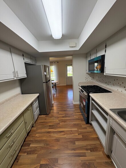Building Photo - 356 2nd Ct