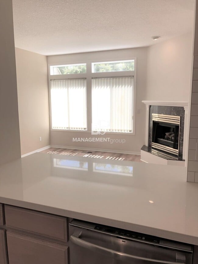 Building Photo - Gorgeous John's Landing Townhome- Luxurious Interior Renovation!