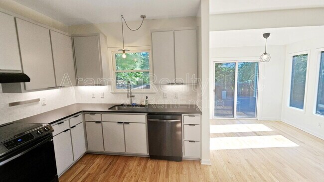 Building Photo - 1086 Pine Grove Ave NE