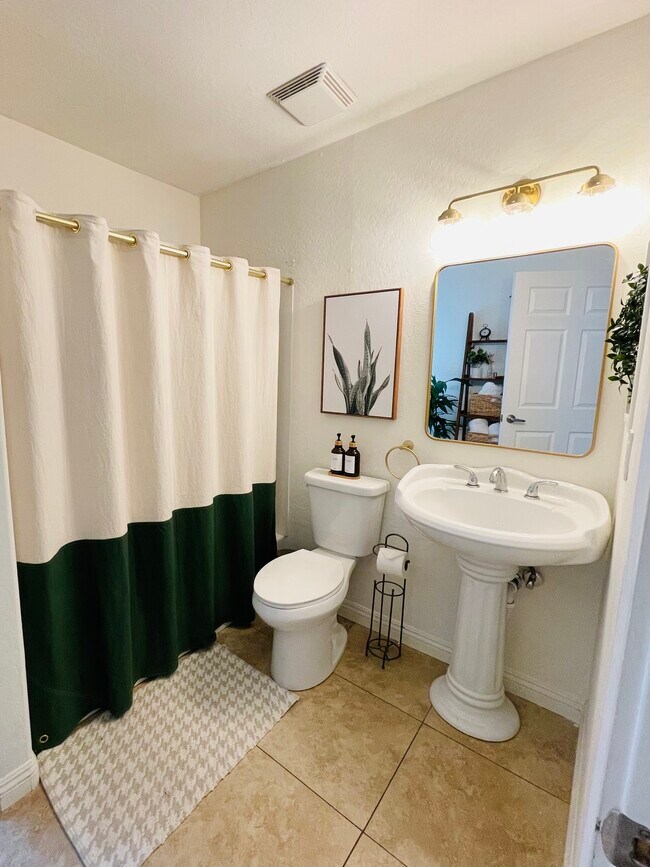 Building Photo - 1529 E Pierce St