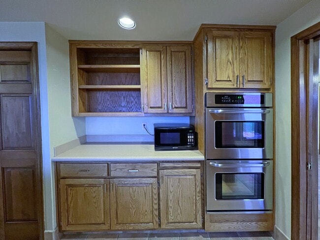 Building Photo - Gated Sound view home Des Moines area, 4 bed plus den 2.5 bath 3900 s/f, Available NOW!!!