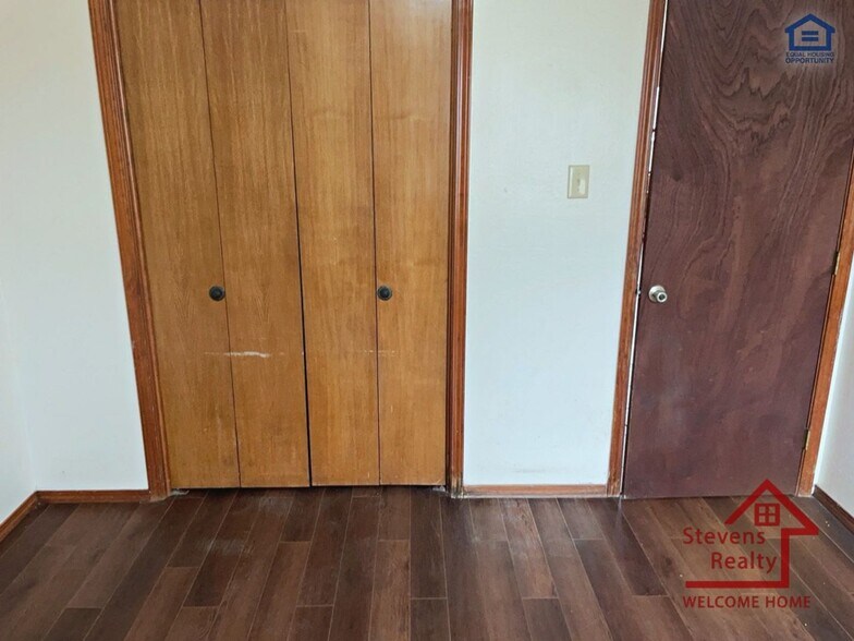 Building Photo - 1912 SW D Ave