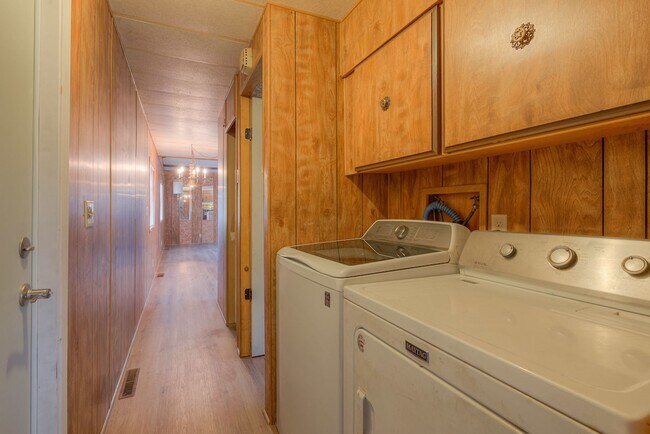 Building Photo - 162 Feathervale Dr