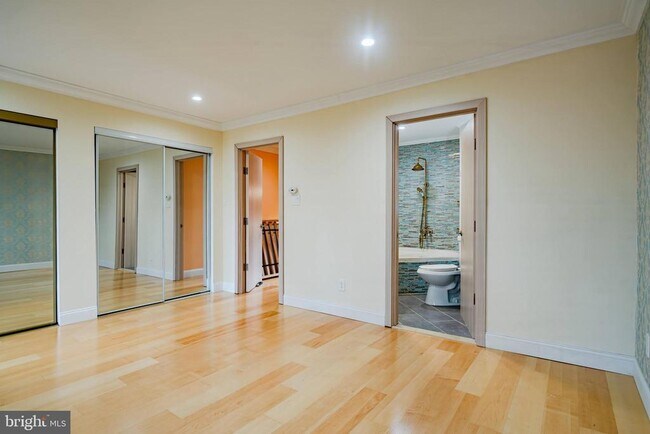 Building Photo - 227 Carriage Ct