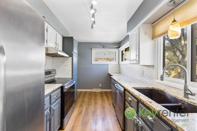 Building Photo - Inviting 3-Bedroom Home with Updated Kitchen & Fenced Backyard – Derby, KS