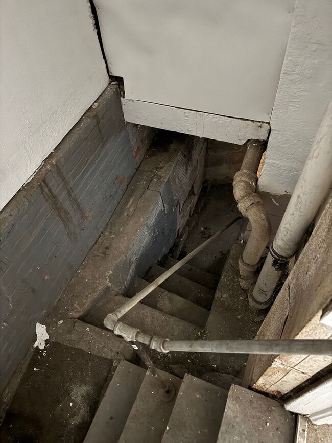 Building Photo - Charming 4-Bedroom Property in Prime Location