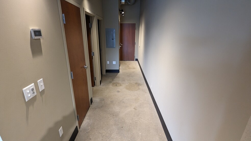 Building Photo - 401 W Shoreline Dr