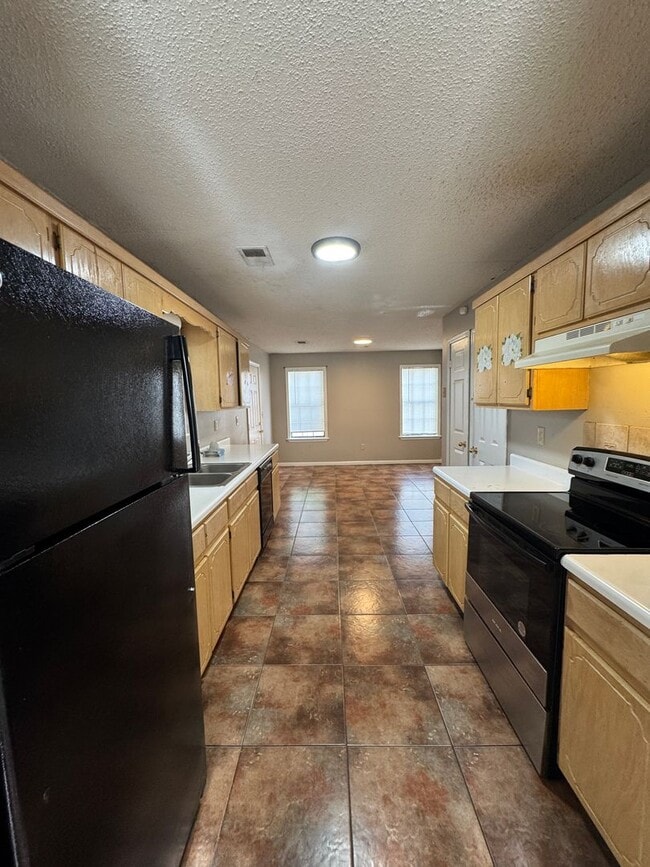 Building Photo - 3 Bed / 2 Bath off of South Caraway Available Now