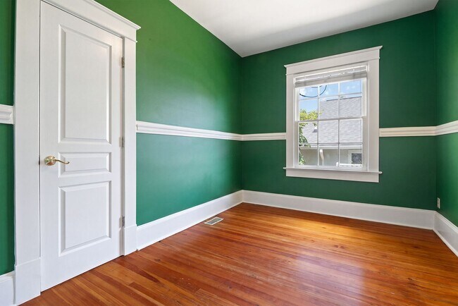 Building Photo - Downtown Raleigh Bungalow: Available September 11th
