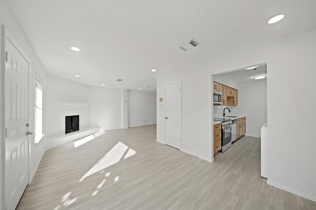 Building Photo - 7949 Ellinger Ln