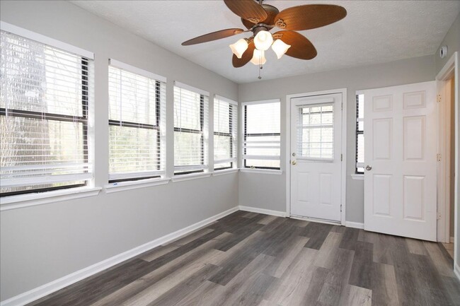 Building Photo - Spacious 3/2 Ranch Home w/ 2 Car Garage in Quiet Neighborhood