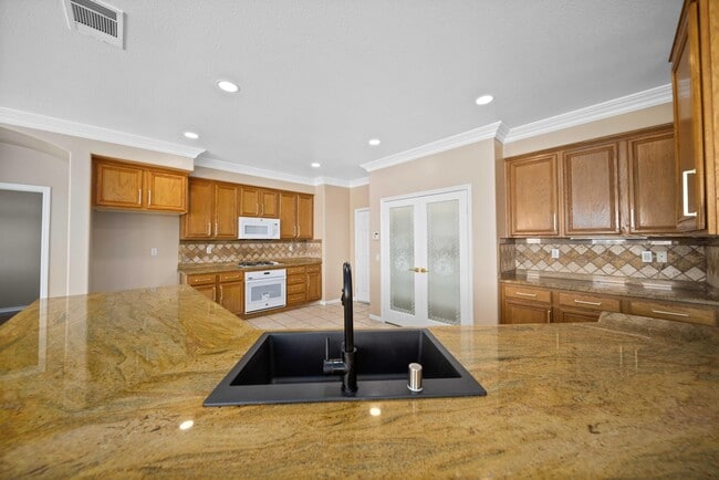 Building Photo - 3121 Club Rancho Dr