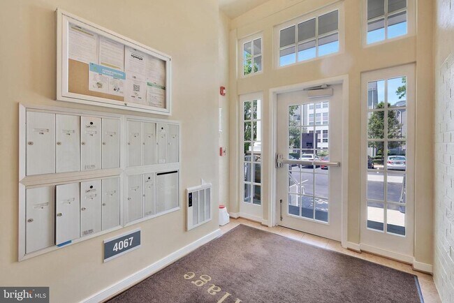 Building Photo - 4067 S Four Mile Run Dr