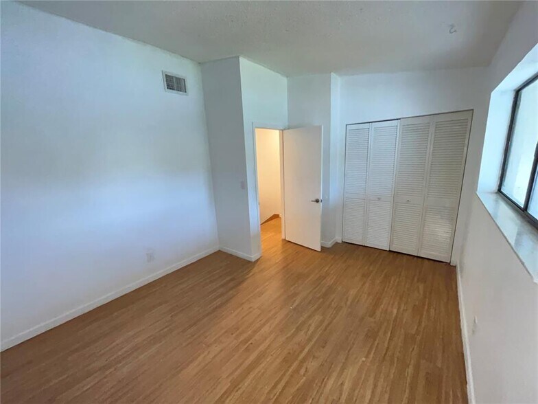 Building Photo - 5176 S University Dr