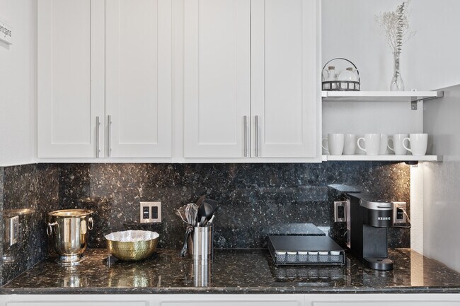 Building Photo - 810 Turner Ave