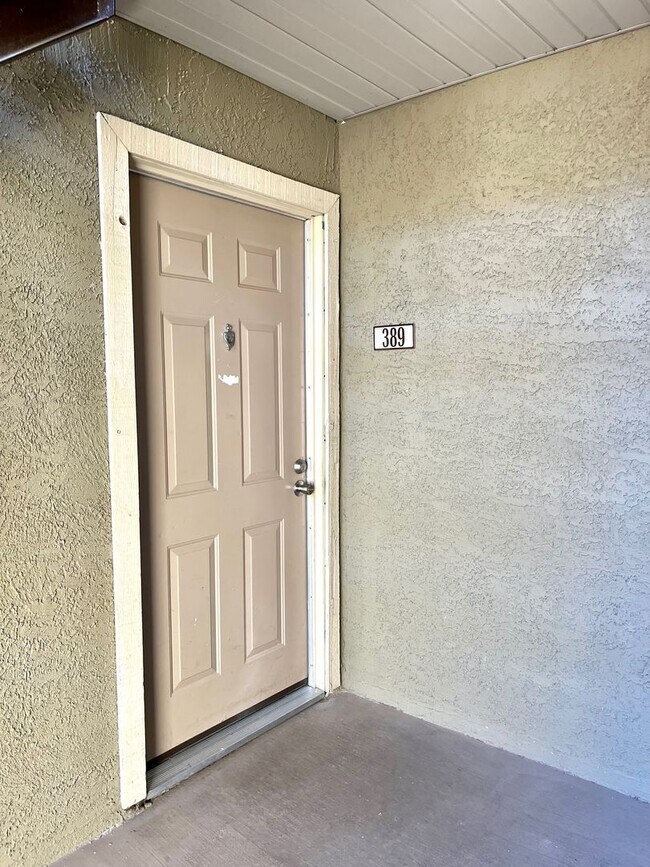 Building Photo - 2 Bedroom Condo in Guard Gated Community