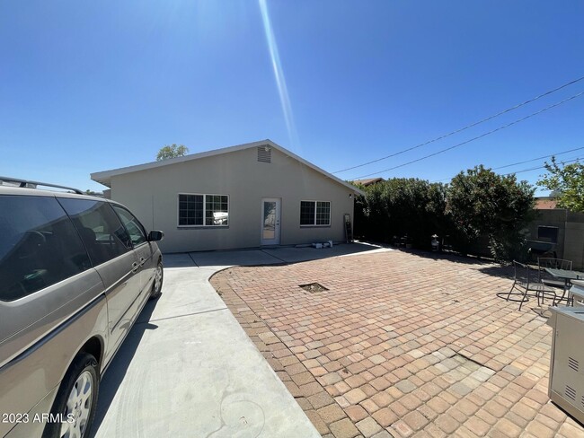 Building Photo - 1308 E Monroe St