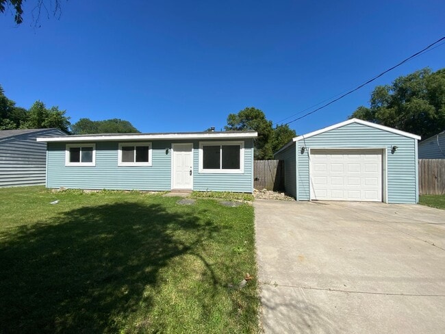 Building Photo - LIMITED TIME SPECIAL 1ST MONTH RENT FREE - 3 Bedroom Single Family Home in Elkhart!