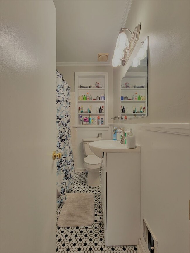 Building Photo - Remodeled 4 bedroom 2 full brick bath cape...