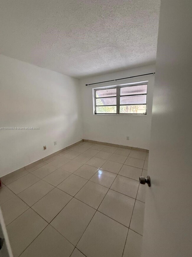 Building Photo - 1630 W 74th St