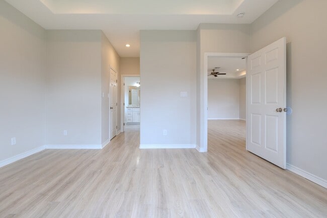 Building Photo - 2422 Cardinal Dr