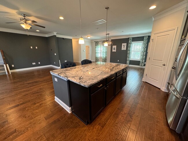 Building Photo - END UNIT 3 Bed | 2.5 Bath Townhouse in Mor...