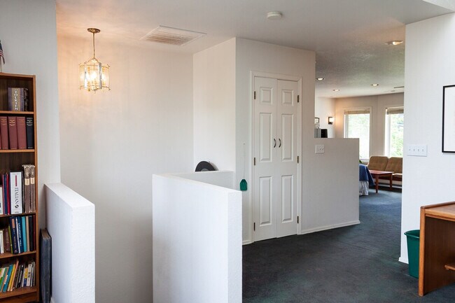 Building Photo - 2707 E Thomas St