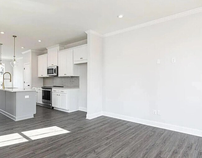Building Photo - $400 Move In Special: Beautiful 2/4 Townhome in Grant Park Directly on the Atlanta BeltLine!