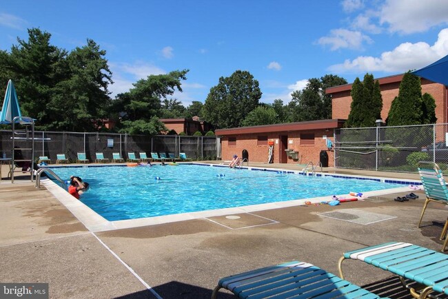 Building Photo - 1511 S George Mason Dr