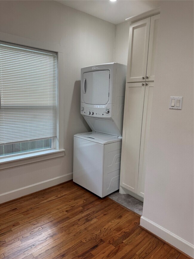 Building Photo - 2715 Cochran St