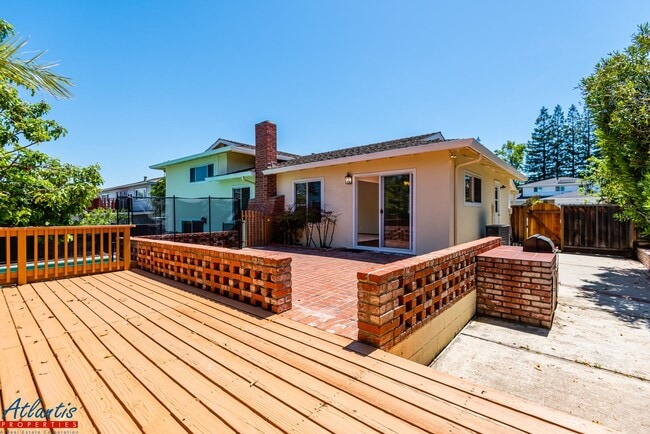 Building Photo - Beautiful Home | Remodeled Bathrooms | Cup...